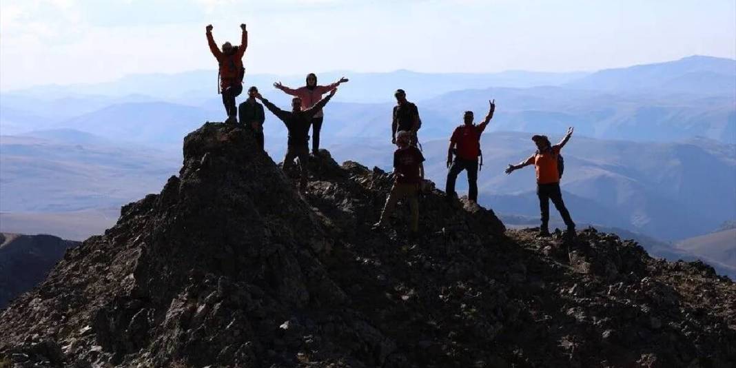 18 km’lik zorlu tırmanışın ardından zirveye ulaşılıyor! Doğu Karadeniz’in saklı cenneti unutulmaz anlar yaşatıyor 5